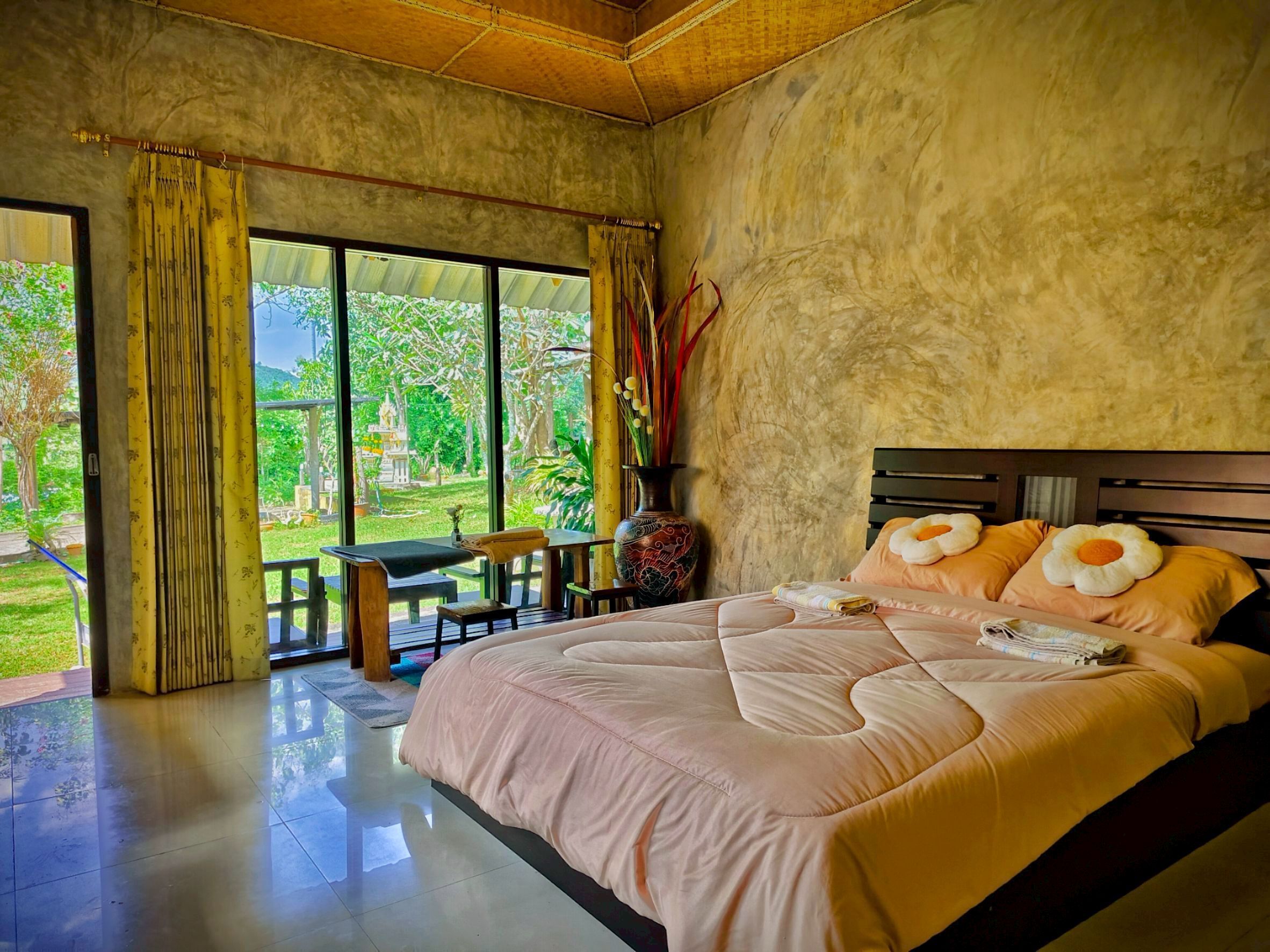 Habitación, vistas a la colina | Escritorio, espacio para trabajar con un portátil, wifi gratis