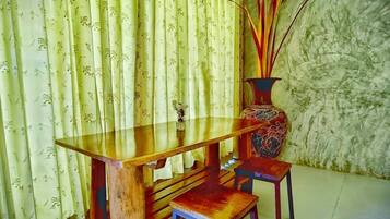 Chambre, vue colline | Intérieur