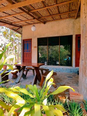 Se sirven almuerzos y cenas; cocina tailandesa; con vista al jardín