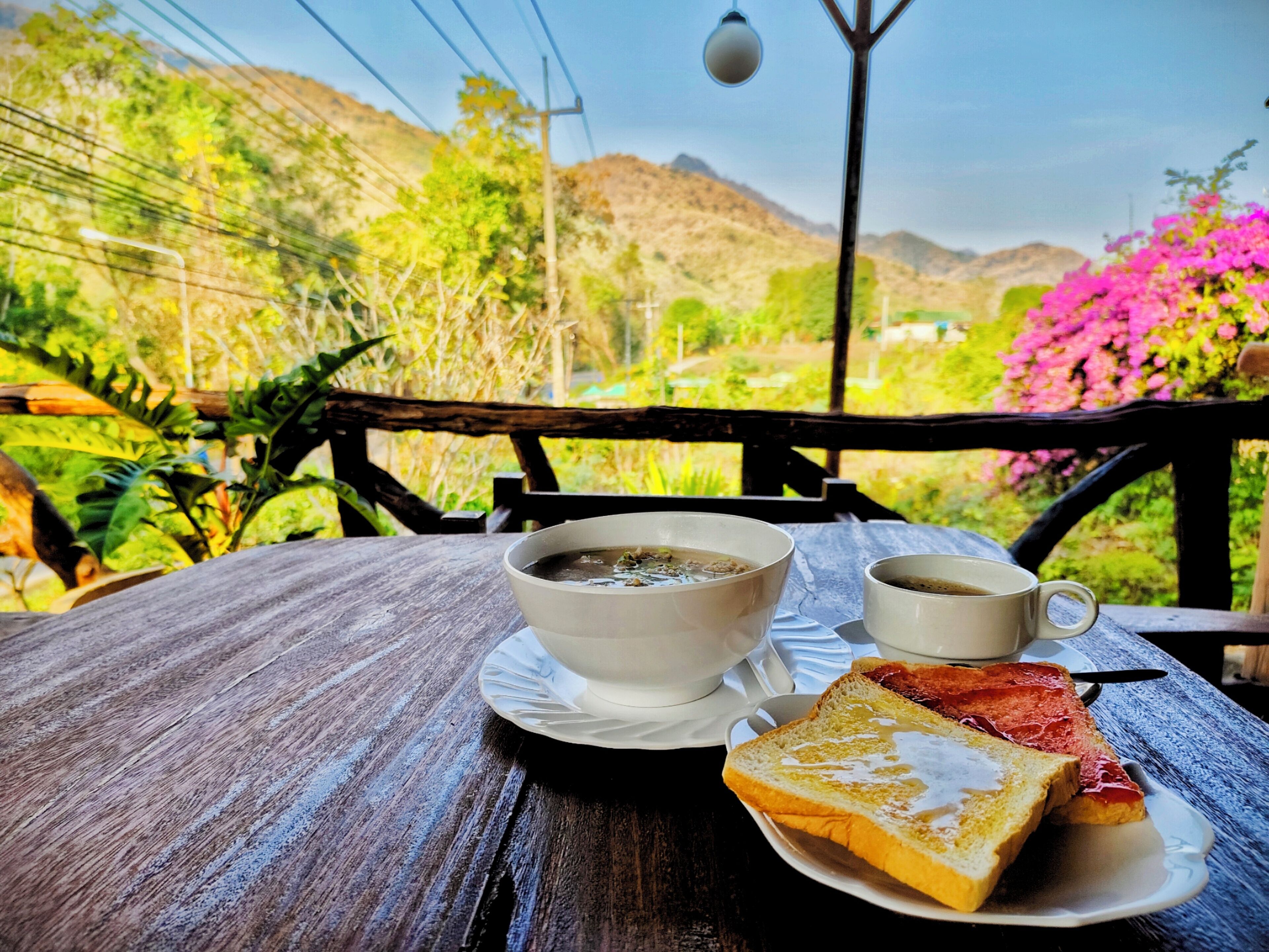 Phục vụ bữa trưa, bữa tối, món Thái, nhìn ra vườn 