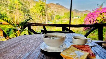 Phục vụ bữa trưa, bữa tối, món Thái, nhìn ra vườn