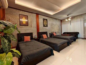 Dreibettzimmer, Gartenblick | Schreibtisch, laptopgeeigneter Arbeitsplatz, kostenloses WLAN