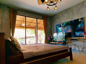 Tweepersoonskamer, uitzicht op tuin | Een bureau, een laptopwerkplek, gratis wifi