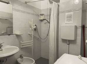 Hair dryer, towels, soap, toilet paper - Cozy apartments for a family vacation within walking distance of the sea (Diano Marina)