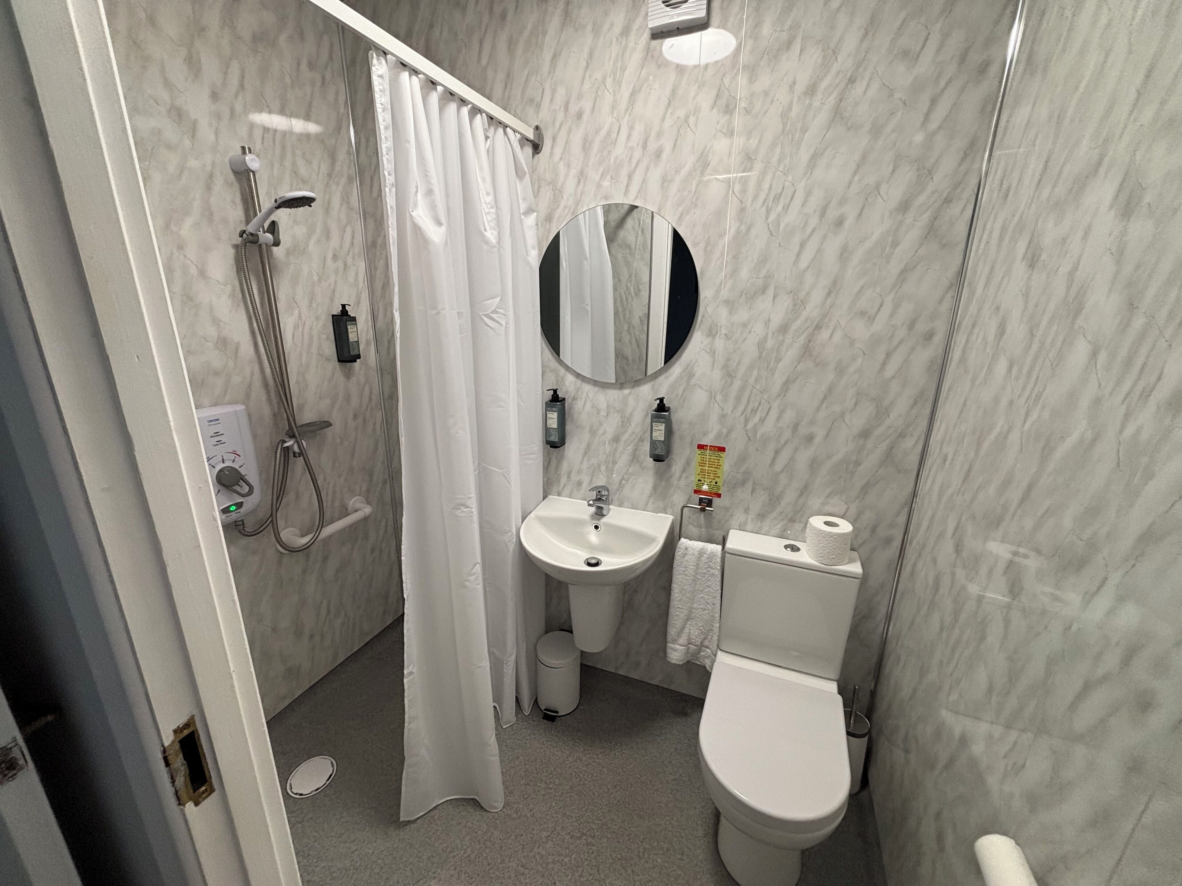 Een douche, een haardroger, handdoeken, zeep