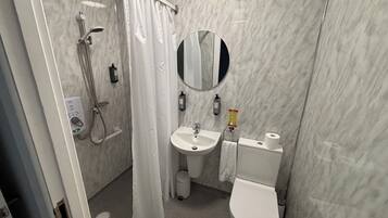 Een douche, een haardroger, handdoeken, zeep