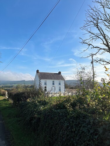 Spacious Private Country House - king beds - extensive parking