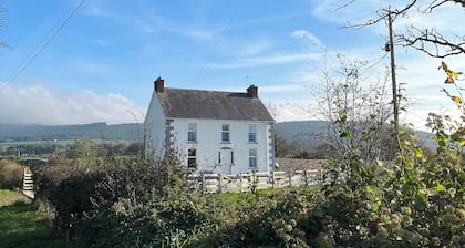 Spacious Private Country House - king beds - extensive parking