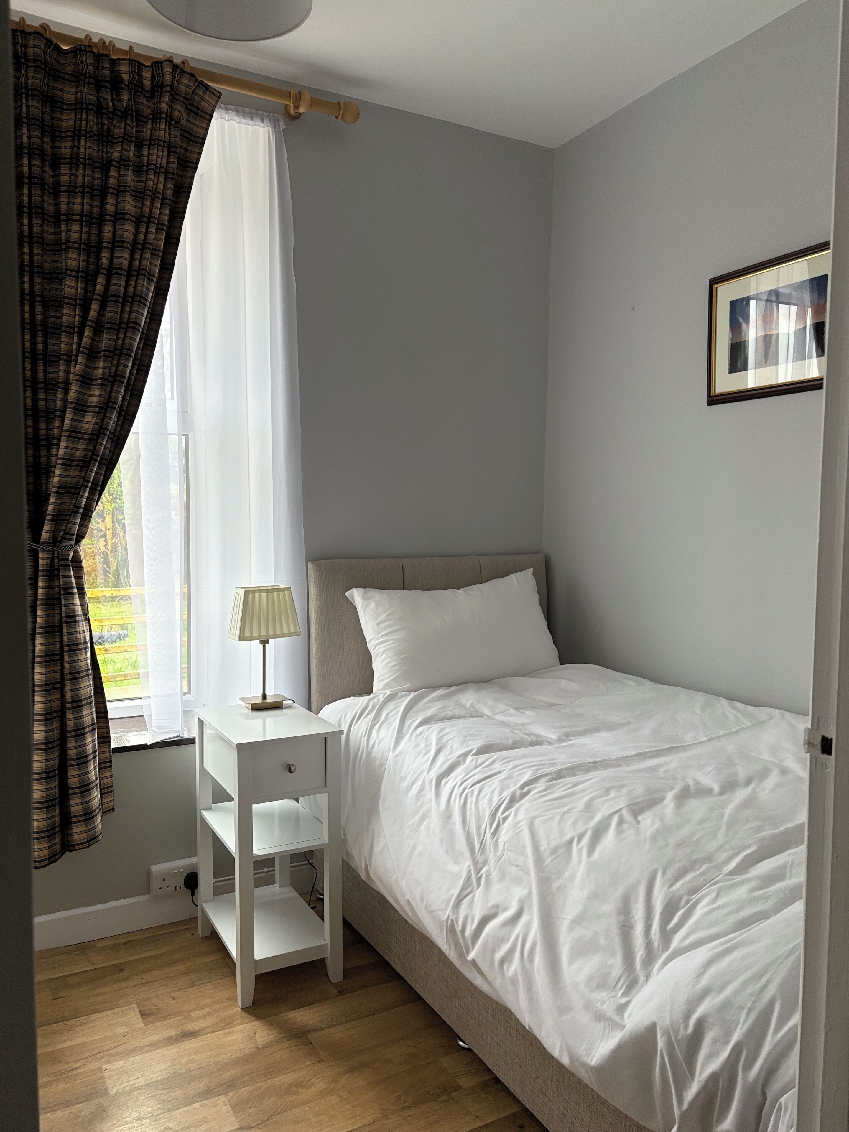 4 slaapkamers, een strijkplank/strijkijzer, gratis wifi, beddengoed