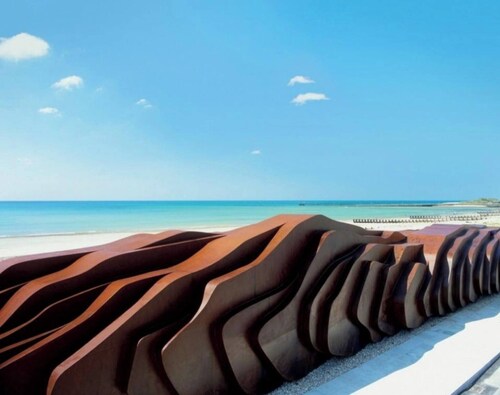 Spacious Seafront Apartment, Garden & Free Parking