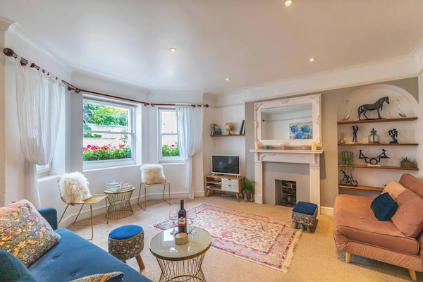 Spacious Seafront Apartment, Garden & Free Parking - Littlehampton