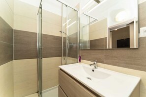 Dusche, Haartrockner, Bidet, Handtücher