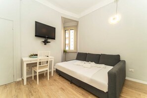 1 Schlafzimmer, Schreibtisch, Bügeleisen/Bügelbrett