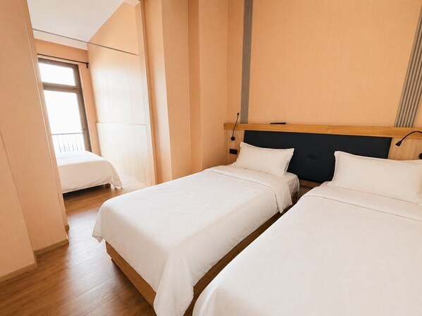 Family Quadruple Room | In-room safe, desk, blackout drapes, free WiFi - Mooncity Hotel & Boardinghouse  (Düsseldorf)
