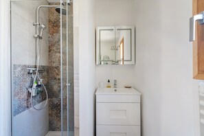 Shower, hair dryer, towels - Studio "Maya" with Private Terrace, Shared Garden, and Wi-Fi (Le Puy-Sainte-Réparade)