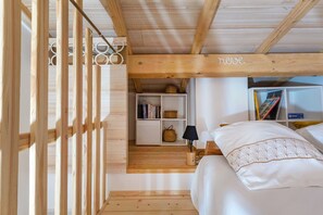 Tabla de planchar con plancha, wifi y ropa de cama 