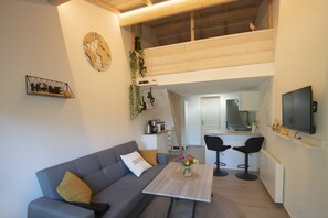 TV - Studio "Maya" with Private Terrace, Shared Garden, and Wi-Fi (Le Puy-Sainte-Réparade)