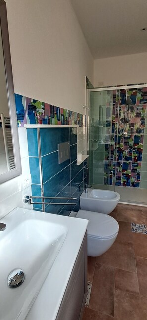 Habitación estándar con 1 cama doble o 2 individuales | Baño | Ducha, secador de pelo, toallas y jabón