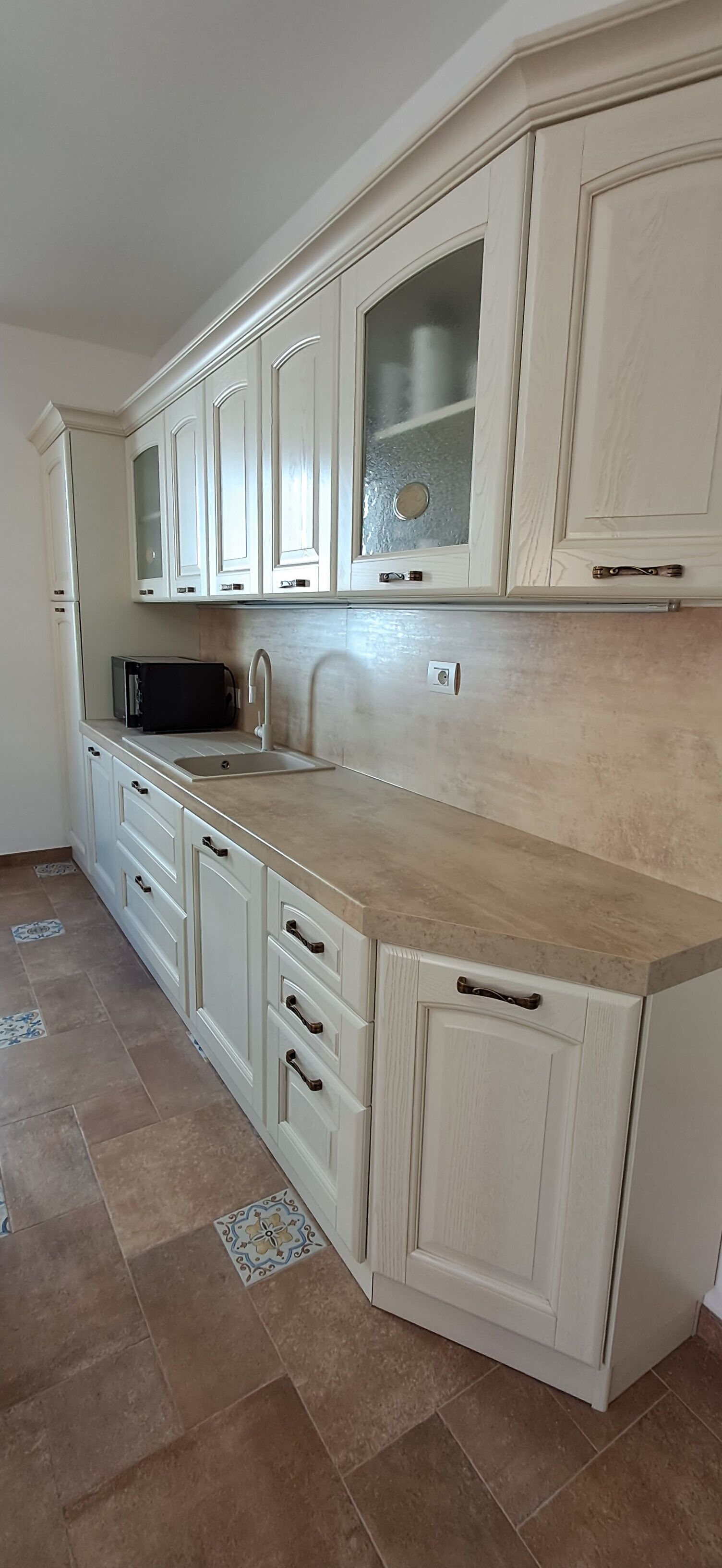 Full-size fridge, microwave, dishwasher, cookware/dishes/utensils