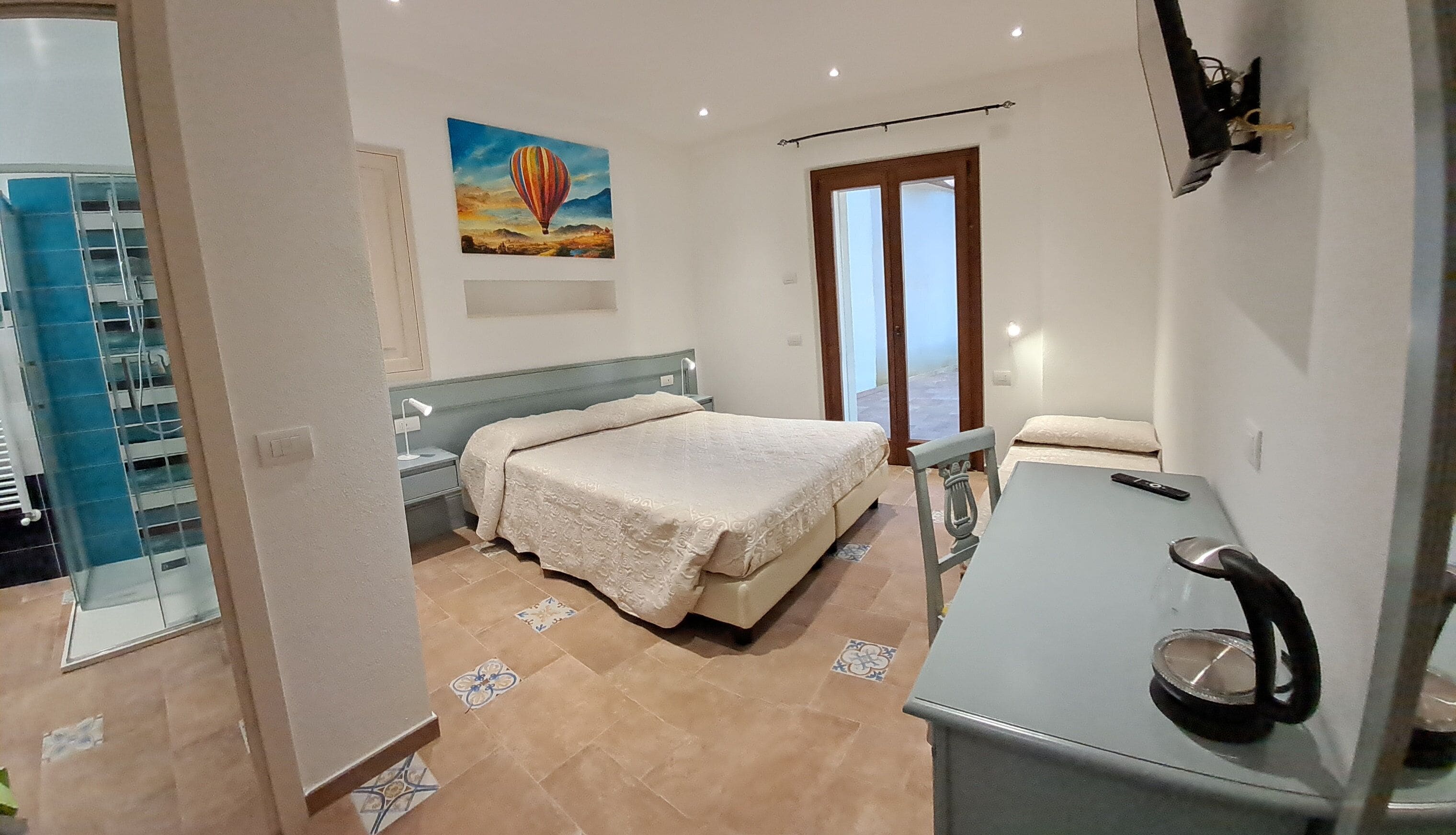 Camera Standard con letto matrimoniale o 2 letti singoli | Minibar, una scrivania, postazione laptop, Wi-Fi gratuito