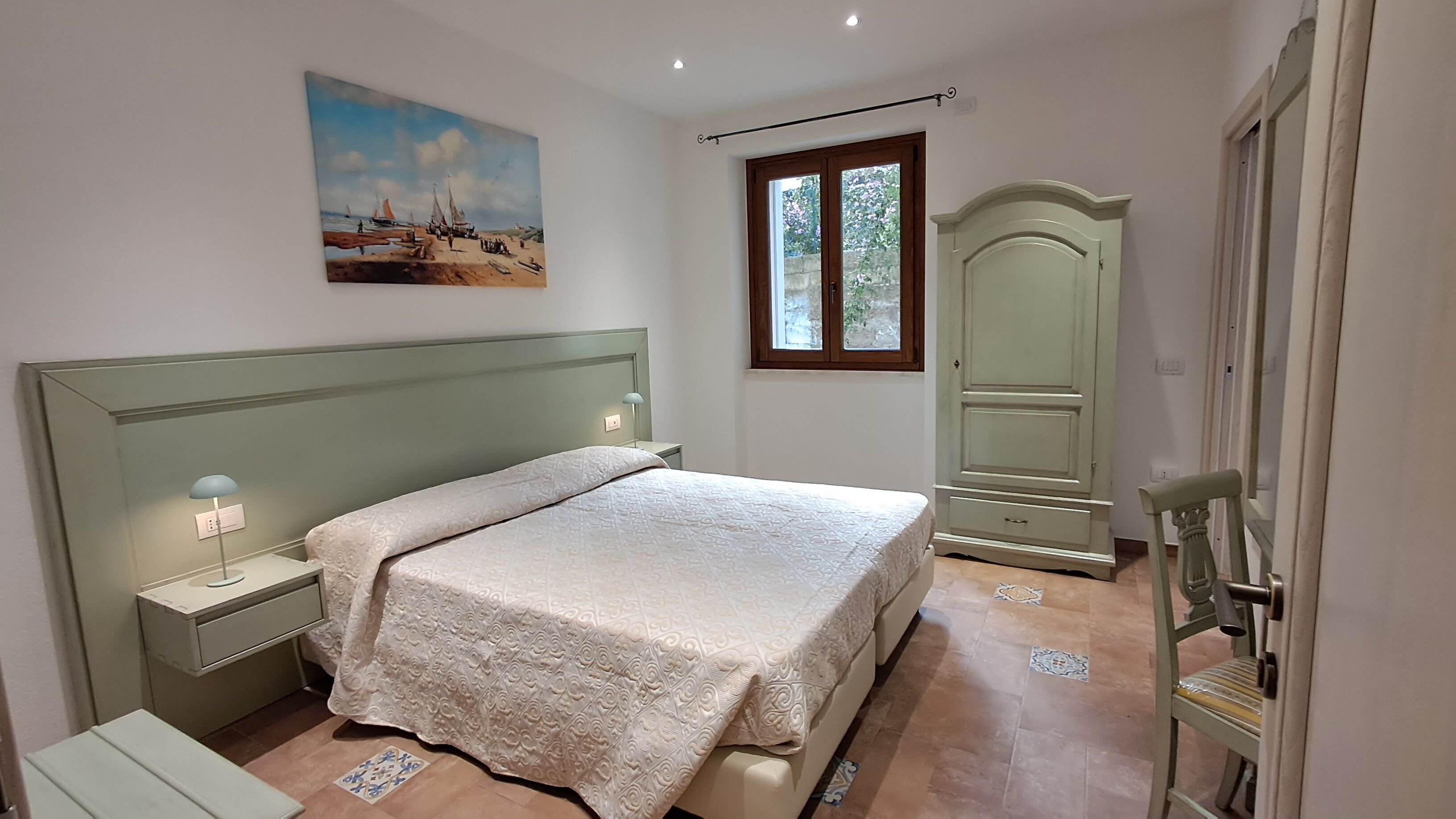 Habitación Confort, 1 habitación, baño en la habitación, vista al patio | Minibar, escritorio, espacio para trabajar con laptop y wifi gratis 