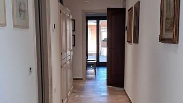 Comfort-Doppel- oder -Zweibettzimmer, eigenes Bad, Stadtblick | Terrasse/Patio