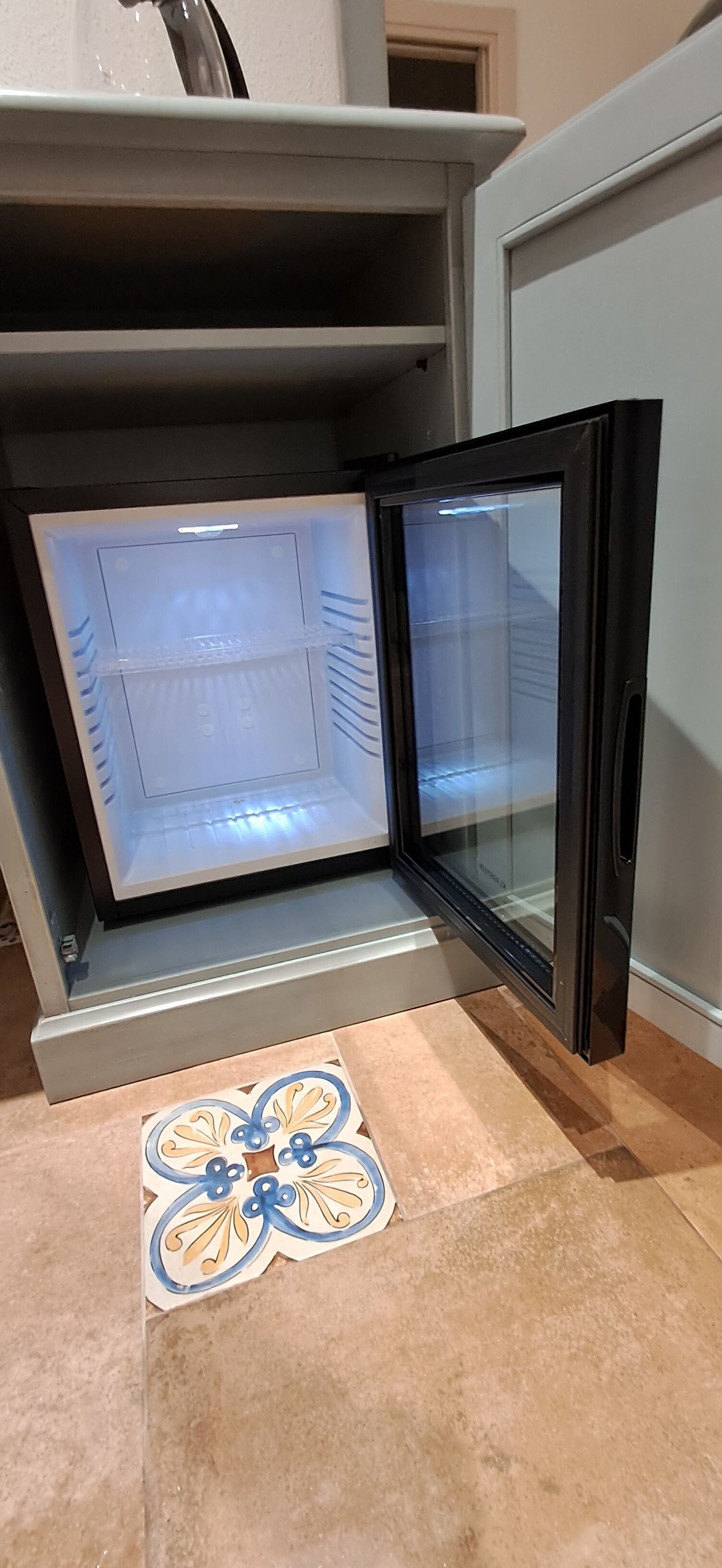 Eine Küche mit Einbaukühlschrank, Mikrowelle und Spüle.