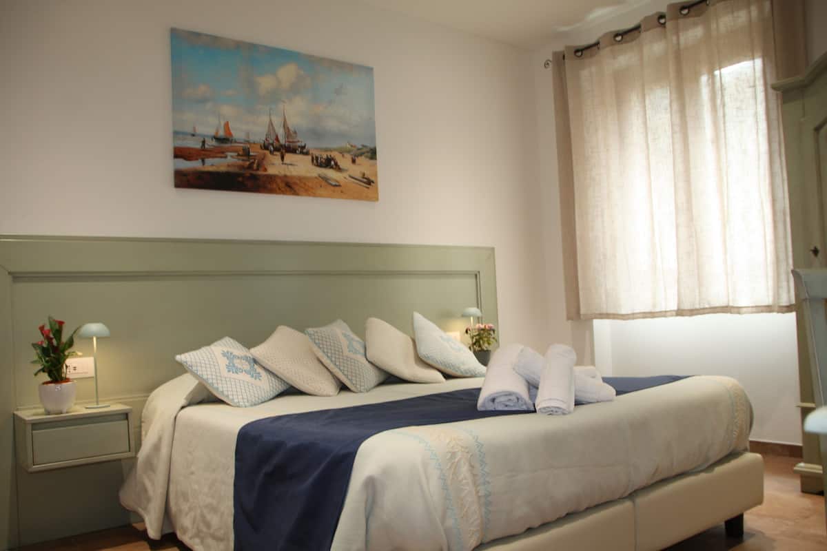 Chambre Confort, 1 chambre, salle de bain attenante, vue sur la cour intérieure | Minibar, bureau, espace de travail pour ordinateurs portables