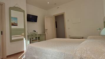 Camera Standard con letto matrimoniale o 2 letti singoli | Minibar, una scrivania, postazione laptop, Wi-Fi gratuito