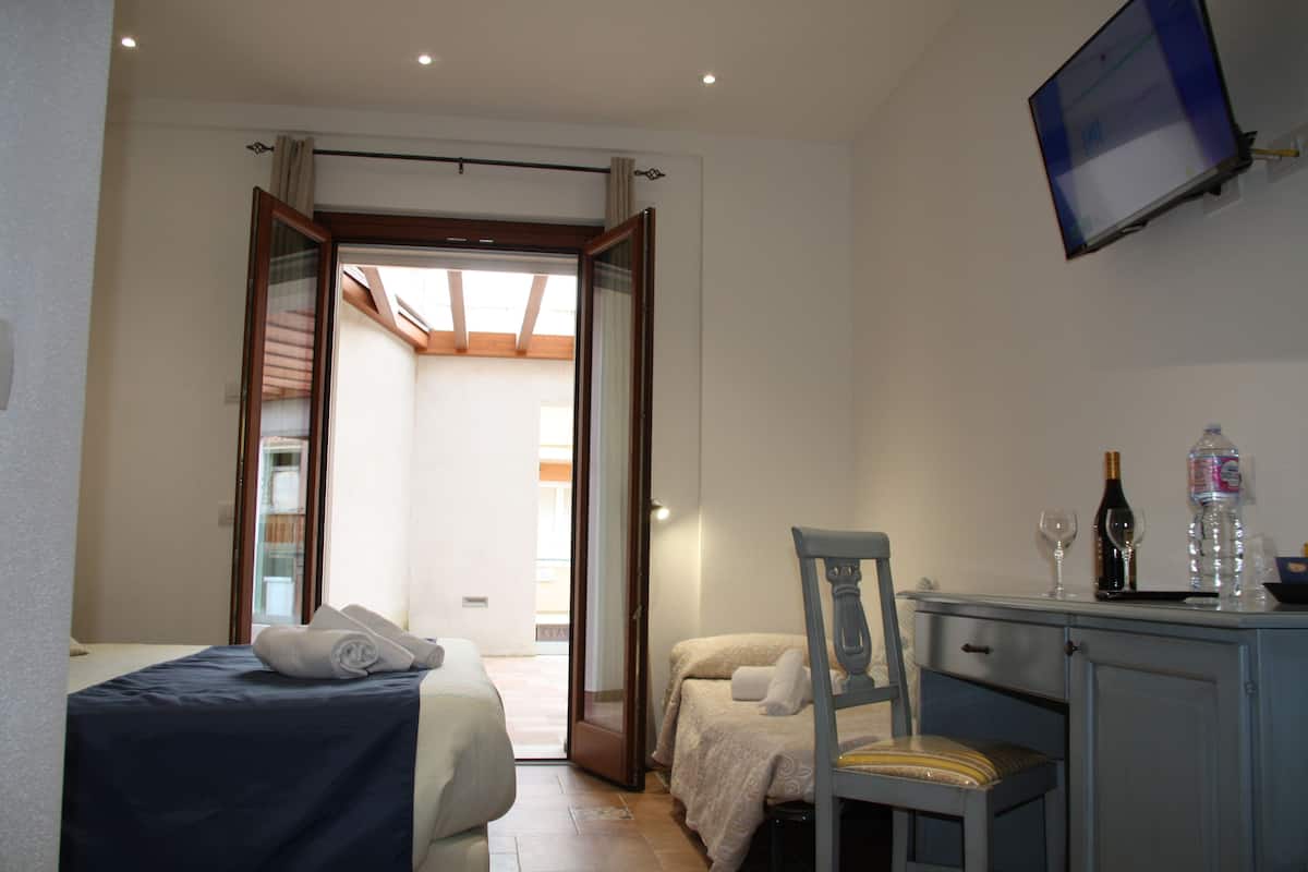 Chambre Confort double ou avec lits jumeaux, salle de bain privée, vue sur la ville | Minibar, bureau, espace de travail pour ordinateurs portables