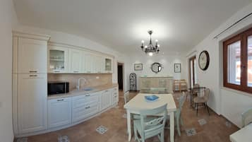 30-Zoll-Smart-TV mit Digitalempfang, Fußbodenheizung