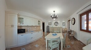 Frigorífico grande, microondas, lavavajillas y utensilios de cocina