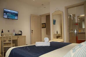 Habitación Confort, 1 habitación, baño en la habitación, vista al patio | Muebles diferentes, escritorio y espacio para trabajar con laptop 