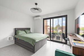 Escritorio, wifi gratis y ropa de cama 