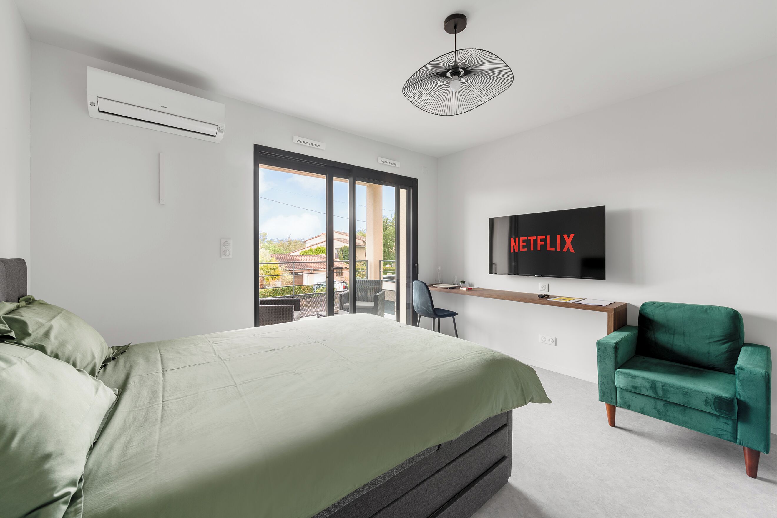 デスク、WiFi (無料)、ベッドシーツ