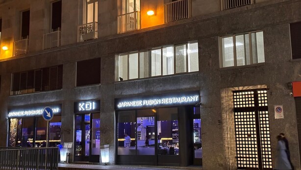 A multi-story building with a Japanese fusion restaurant on the ground floor. - Turin Urban Marble Suite (TORINO)