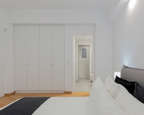 3 bedrooms, desk, iron/ironing board, travel cot - Kolonaki Luxury Residence, Bill & John Apartments & Villas (Athens)