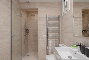 Shower, hair dryer, towels - Kolonaki Luxury Residence, Bill & John Apartments & Villas (Athens)