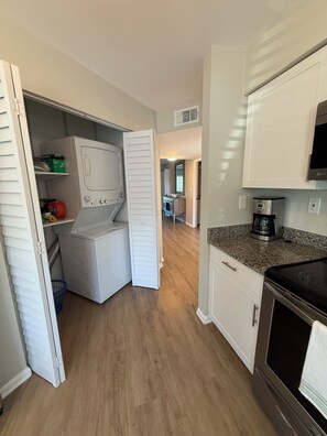 Microwave, oven, stovetop, dishwasher - 6 minutes to Beach, Peaceful 1st floor 2-bed in sunny St.Pete, Golf course views (St. Petersburg)