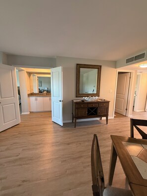 Dining - 6 minutes to Beach, Peaceful 1st floor 2-bed in sunny St.Pete, Golf course views (St. Petersburg)