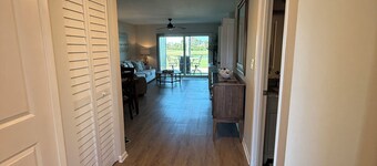 6 minutes to Beach, Peaceful 1st floor 2-bed in sunny St.Pete, Golf course views