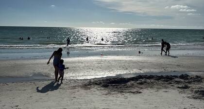 6 minutes to Beach, Peaceful 1st floor 2-bed in sunny St.Pete, Golf course views