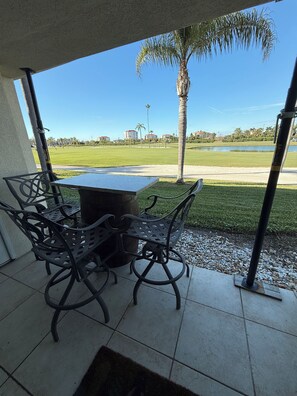Outdoor dining - 6 minutes to Beach, Peaceful 1st floor 2-bed in sunny St.Pete, Golf course views (St. Petersburg)