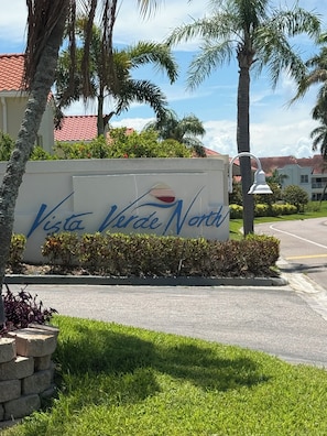 Un panneau indiquant la direction de Vista Verde North, offrant une vue dégagée sur la route et la végétation environnante.