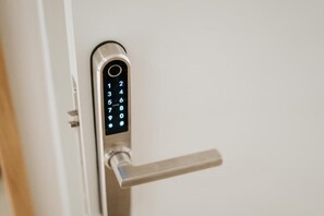 A door with a numeric keypad lock. - EMBLEMATICO F24 ONLY ADULTS B&B (Santa Cruz de Tenerife)