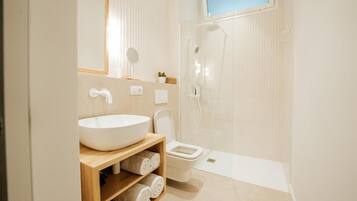 Economy Double Room | Bathroom | Shower, free toiletries, hair dryer, towels