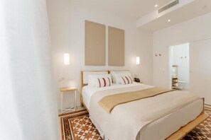 In-room safe, desk, soundproofing, iron/ironing board - EMBLEMATICO F24 ONLY ADULTS B&B (Santa Cruz de Tenerife)