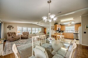 Interior - Beautiful 2-bedroom home in N Ft Myers, great amenities, close to hospitals (North Fort Myers)