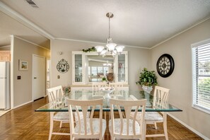 Dining - Beautiful 2-bedroom home in N Ft Myers, great amenities, close to hospitals (North Fort Myers)