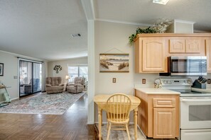 Fridge, microwave, oven, stovetop - Beautiful 2-bedroom home in N Ft Myers, great amenities, close to hospitals (North Fort Myers)